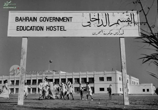 کودکان در حال بازی در محوطه باز یک مدرسه در منامه
