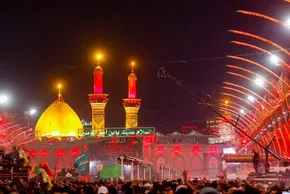 تصاویر| بزرگ‌ترین پرچم خون‌خواهی امام حسین(ع) در بین‌الحرمین