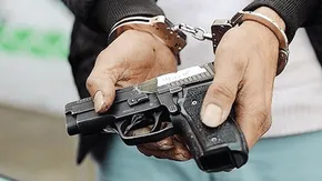 فیلم| بازداشت یک اغتشاشگر با کسپول آتش‌زا در شیراز