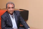 فیلم| اجرای زنده فرزاد فرزین در حافظیه شیراز