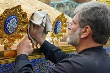 تصاویر| غبار از روی نگین قم کنار رفت| ضریح حضرت معصومه(س) در آستانه میلاد پیامبر(ص) غبارروبی شد
