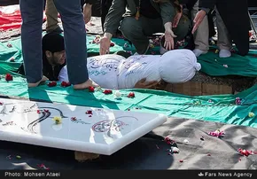 عکس/ پیکر 60 شهید دانش‌آموز در بمباران ۲۰ دی‌ماه ۶۵