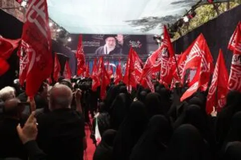 اقامه نماز ظهر عاشورا در جوار محل شهادت رهبر شهید + فیلم