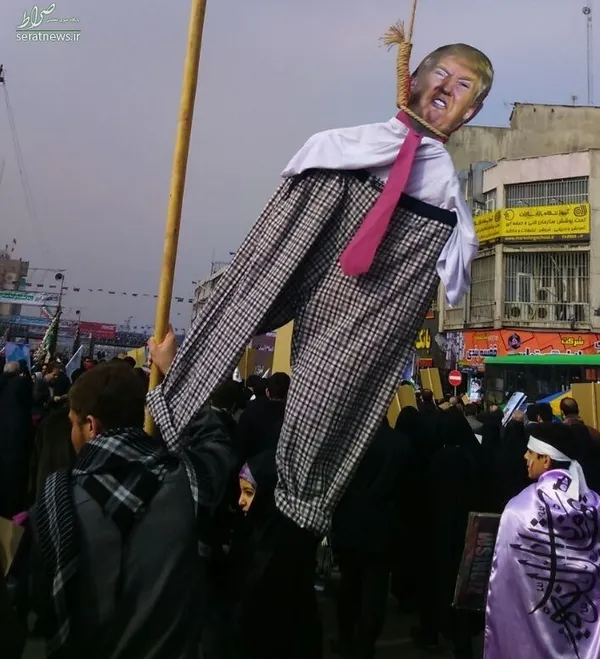 ماکت ترامپ رئیس‌جمهور جدید آمریکا در دست راهپیمایی کنندگان تهرانی