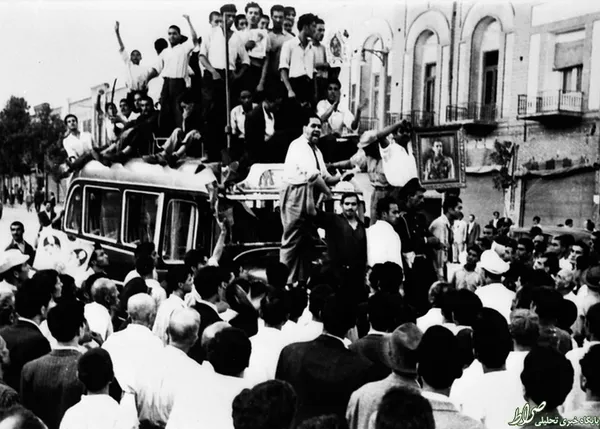 تجمع مزدوران شاه در خیابان‌ها با همراه داشتن تصاویر شاه و شعارهای ضدمصدق28 مرداد1332