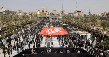 تصاویر| بزرگ‌ترین پرچم خون‌خواهی امام حسین(ع) در بین‌الحرمین