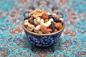 عکس/چهره دو زن بعد ازدیدن قیمت آجیل!