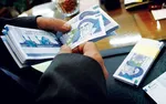 کارمندان امسال چقدر عیدی می‌گیرند؟ +جدول