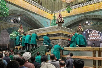 تصاویر | ضریح نورانی امام رضا(ع) غبارروبی شد