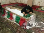 عکس/ وداع دختر ۲ساله شهید بهروز واحدی با پدرش