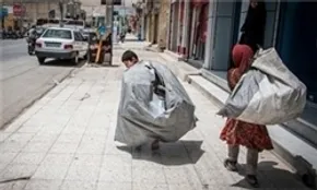 فیلم / درآمد هنگفت کودکان کار سر چهارراه‌های تهران؛ ۵۰ تا ۷۰ میلیون تومان