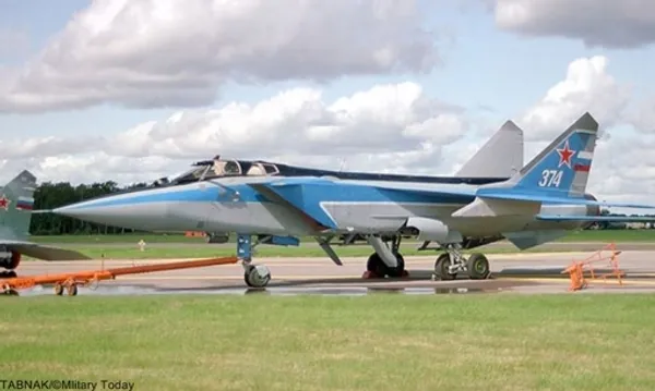  Nr.7 Mikoyan MiG-31 (Russia).میگ-31 (به روسی: МиГ-31) (نام ناتو: فاکس‌هاوند Foxhound)، یک هواپیمای رهگیر مافوق صوت است که توسط شرکت میکویان در شوروی به عنوان جایگزین جنگنده میگ-25 فاکسبَت ساخته شد. دفتر طراحی میکویان این جنگنده را بر اساس میگ-25 طراحی کرده‌است. میگ-31 اولین پرواز خود را در سال 1975 انجام داد و از سال 1982 وارد خدمت فعال نظامی در ارتش شوروی شد و تا زمان فروپاشی شوروی، پیشرفته‌ترین هواپیمای رهگیر این کشور بود.میگ 31 تواناترین هواپیمای رهگیر دفاع هوایی روس‌هاست که قابلیت درگیری هم‌زمان با چندین هدف را دارد. رادار نیرومند زاسلون اس‌بی‌آی-16 مهمترین عامل تاثیرگذاری میگ-31 است که در زمان خود قوی‌ترین رادار جنگنده دنیا محسوب می‌شد. موتور جدید سولویف دی-30اف6 هم موجب شده بود تا برد عملیاتی و پارامترهای پروازی اصلی این هواپیما در مقایسه با میگ-25 ارتقا پیدا کند. بدنه و بال‌های آن هم از میگ-25 قوی‌تر بود و توانایی پرواز مافوق صوت در ارتفاع پایین را داشت.بهای هر فروند57 الی60 میلیون دلار