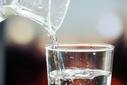 خطرات نوشیدن آب یخ در تابستان برای سلامتی بدن