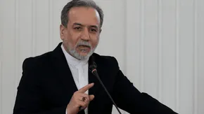 فیلم| حضور عراقچی در پیاده‌روی اربعین