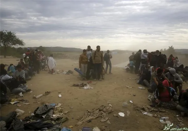  مهاجران و پناهندگان از مرز یونان با مقدونیه، در نزدیک روستای یونانی ایدومنی،‌ عبور می‌کنند.
