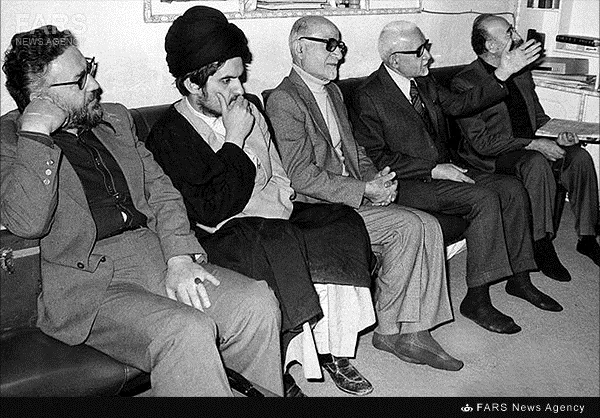 10- مهدی بازرگان به اتفاق برخی اعضای دولت موقت در دفتر امام خمینی در قم. در تصویر سید حسین خمینی نیز دیده می‌شود