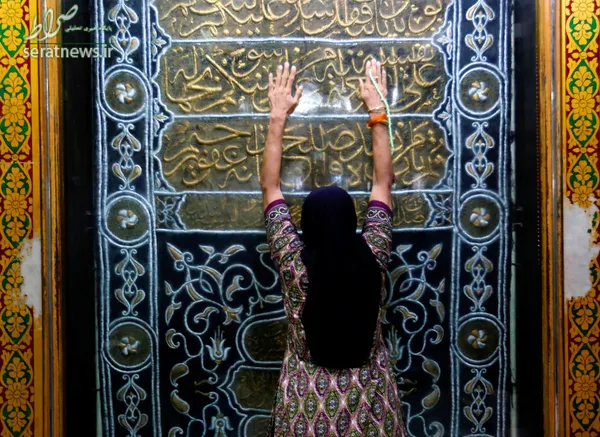 دعای یک زن مسلمان قبل از افطار در یک حرم در بمبئی هند