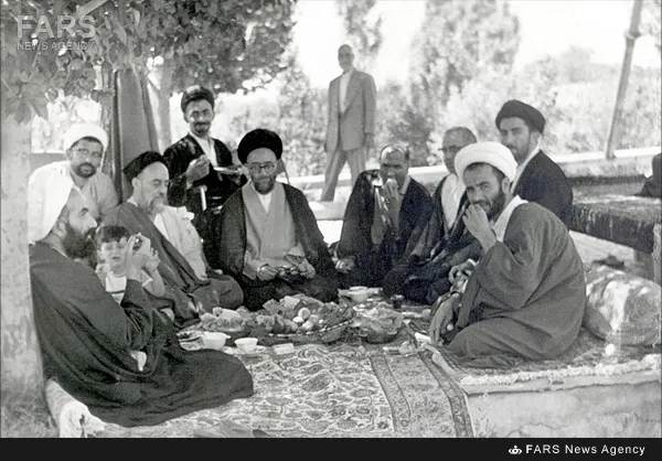 شهید آیت الله سید محمدعلی قاضی طباطبایی در کنار علامه سید محمد حسین طباطبایی و تنی چند از اقوام در تبریز