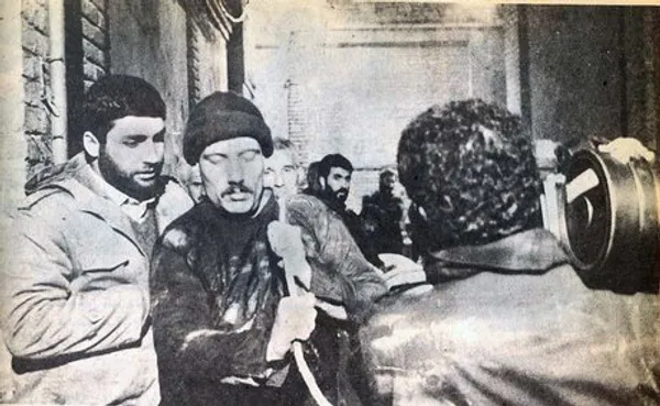 سال 1348‌، مدرسه محمودیه: چند تا از همکلاسی‌هایم‌، دستشان را به شکل هفت‌تیر گرفته‌اند. نمی‌دانم شاید من هم سودای چنین کاری را داشتم‌، ولی وجود معلم بالای سرم...