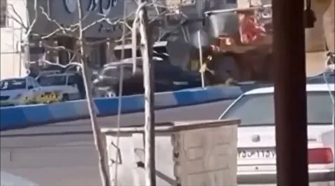 فیلم| حمله عجیب یک لودر به سانتافه؛ راننده بازداشت شد