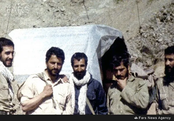  سردار اسماعیل احمدی مقدم در جبهه غرب (نفر دوم از سمت چپ تصویر)
