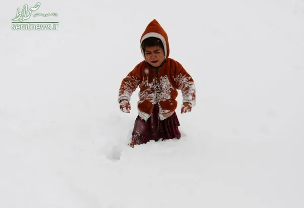 گریه یک کودک آواره افغان مانده در برف