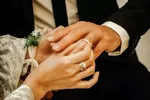 با بانک‌هایی که برای وام ازدواج بیش از یک ضامن می‌خواهند برخورد می‎شود