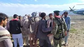 تصاویر/ بازدید وزیر بهداشت و درمان از مناطق سیل‌زده چابهار
