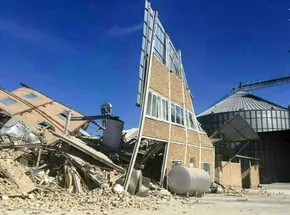تصویری از داور دربی در حال مداوای زلزله‌زده‌ها