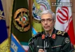 عکس | شهید باقری در دوران خبرنگاری در حال گرفتن مصاحبه