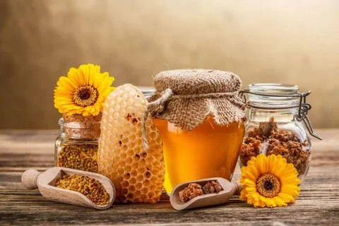 تفاوت عسل طبیعی و کارخانه‌ای: کدام برای سلامت ما مغذی‌تر است؟