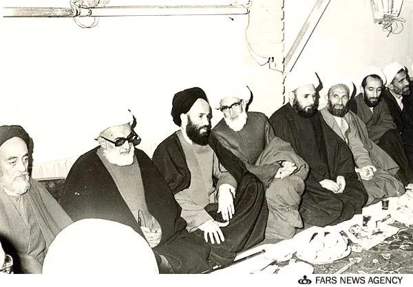 آیت الله ابوالقاسم خزعلی به اتفاق جمعی از فضلای حوزه علمیه قم در کنار علامه سید محمدحسین طباطبایی