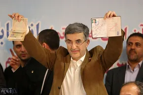 تصاویر/ احمدی نژاد در مراسم تشییع برادرش