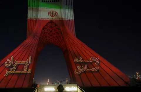 تصاویر / نورپردازی برج آزادی به سبک تنبیه متجاوز