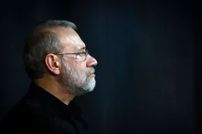 فیلم | استقبال گسترده مردمی از لاریجانی در فرودگاه بیروت