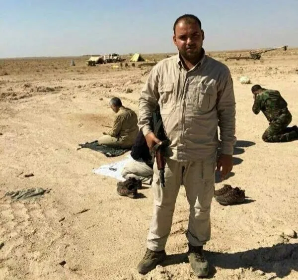 اقامه نماز «حاج‌قاسم» در میدان جنگ