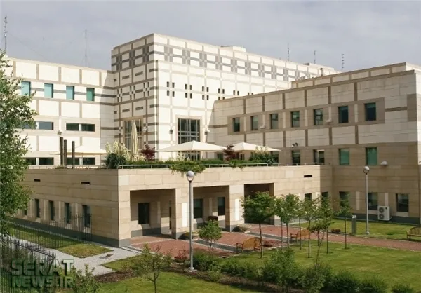  صوفیه- سفارت آمریکا در صوفیه، بلغارستان در سمت جنوبی مرکز این شهر واقع شده است. در تصویر بالا اتاقکی بدون پنجره با صفحات و پنل هایی بسیار آشنا که پیشتر از آنها صحبت شد، به نمایش درآمده است.