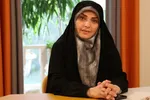 عکس یادگاری خبرنگار آمریکایی با سحر امامی مقابل ساختمان شیشه‌ای