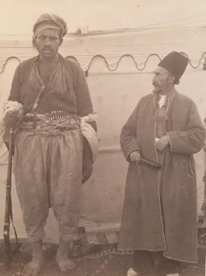 عکس ناصرالدین شاه با مجسمه‌اش