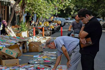 تصاویر| دستفروشان کتاب در خیابان انقلاب تهران