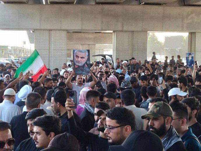 فیلم| تحصن عراقی‌ها مقابل فرودگاه نجف | اعتراض به توقف پروازهای ایران