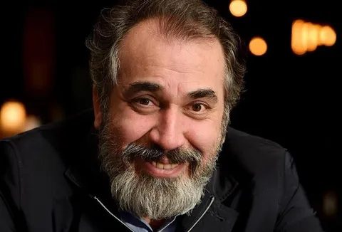 لحظات کتک زدن مهمان برنامه توسط سیامک انصاری!