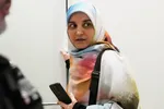 فیلم| لحظه آزادی مشروط مهدیه اسفندیاری از زندان فرانسه