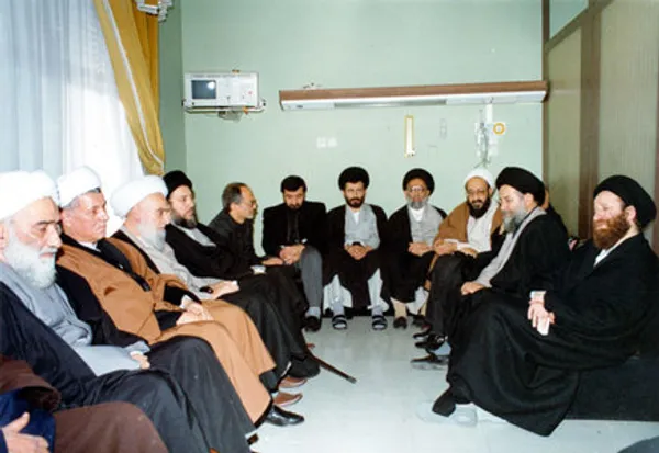 اجتماع فرزندان آیت الله العظمی گلپایگانی و مسئولان نظام در بیمارستان، لحظاتی پیش از آغاز تشییع ایشان