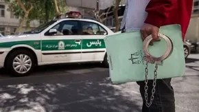 فیلم| کشف اتفاقی مظنونِ فراری داخل سطل زباله توسط کارگر شهرداری!