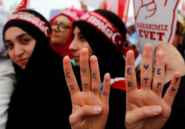 زنان طرفدار رجب طیب اردوغان رییس جمهور ترکیه در یک تجمع همه پرسی در استانبول