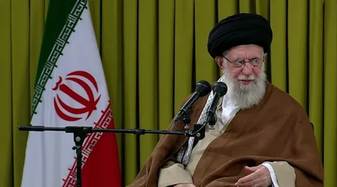 فیلم/ لحظاتی از مداحی مداح لبنانی  در دیدار مداحان با رهبر انقلاب