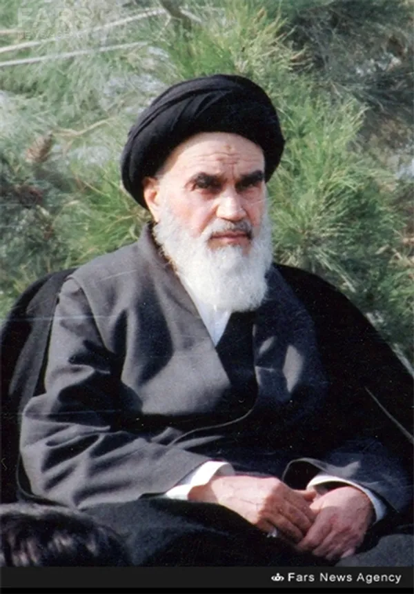 11- لحظات اولیه استقرار امام خمینی درجایگاه سخنرانی در بهشت زهرای تهران