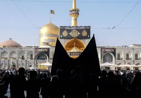 فیلم | سیاهپوش شدن روضه منوره حرم مطهر رضوی همزمان با ایام عزاداری دهه آخر ماه صفر