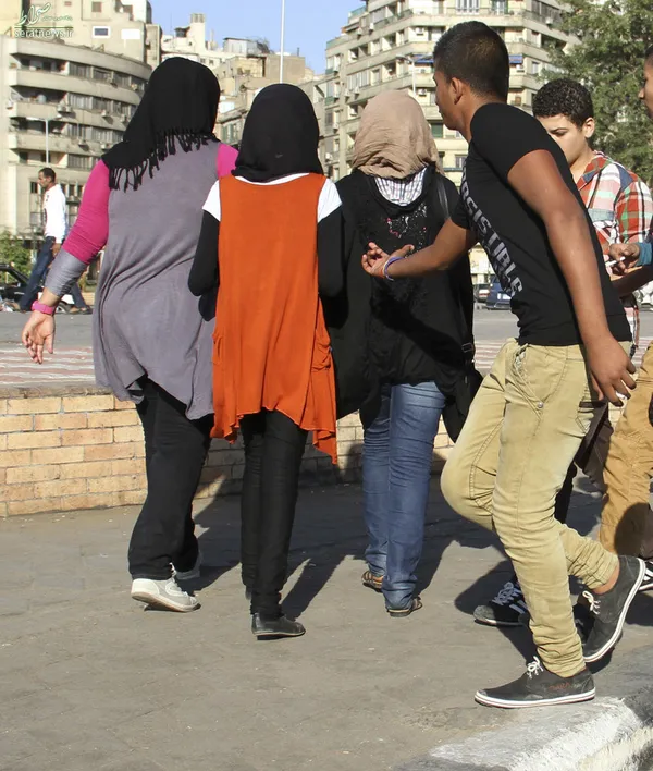 گروهی از پسران و دختران مصری در میدان التحریر در حال اجرای نمایشی برای محکوم کردن آزار و اذیت دختران در این کشور